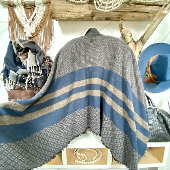 Made in Italy Wool Reversible boho cape/body wrap w western cottage core vibe - Picture 9 of 10